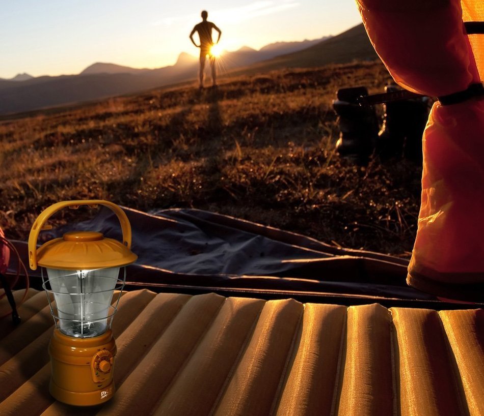PYLE PSDNL22YL Multi Function Hand Crank LED Lantern with AM/FM Radio & Built-In Rechargeable Battery (Yellow)