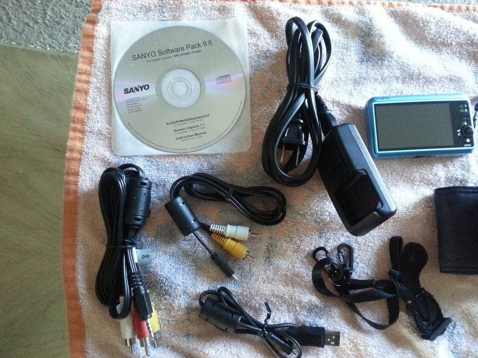 Blue Sanyo VPC-X1400 14mp Digital Camera with Wide Angle 4x Optical Zoom N2