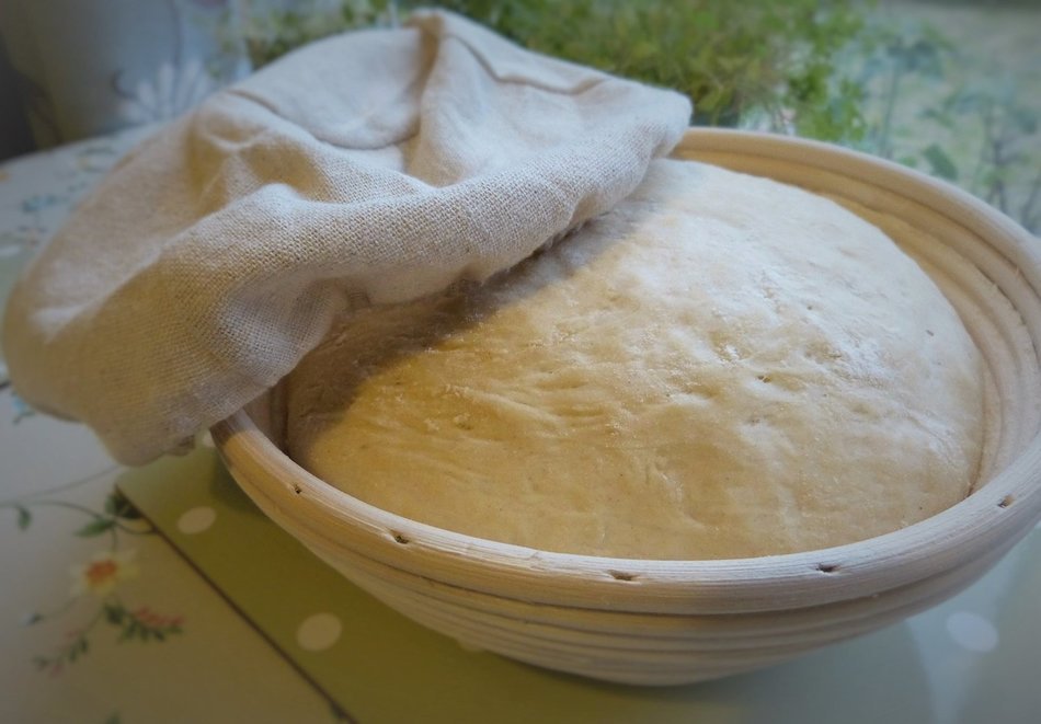 Banneton Proofing Basket Set (4 pieces) - Premium 8.5 Inch Round Bread Proofing Brotform, Dough Scraper, Linen...