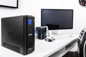 APC UPS Battery Back Up (BR1000G) - Back-UPS Pro 1000VA 8-outlet Uninterruptible Power Supply with Surge Protection N7