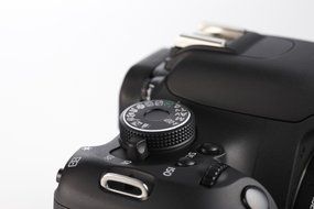 Canon EOS 600D (European EOS Rebel T3i) 18 MP CMOS Digital SLR Camera and DIGIC 4 Imaging with EF-S 18-55mm f/... N7