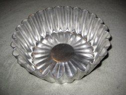SET OF 2 - Vintage Ekco Tin Flower 3x8 Inch Cake Baking Pan / Jell-o Mold N4