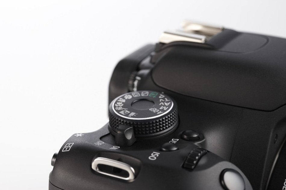 Canon EOS 600D (European EOS Rebel T3i) 18 MP CMOS Digital SLR Camera and DIGIC 4 Imaging with EF-S 18-55mm f/... N7