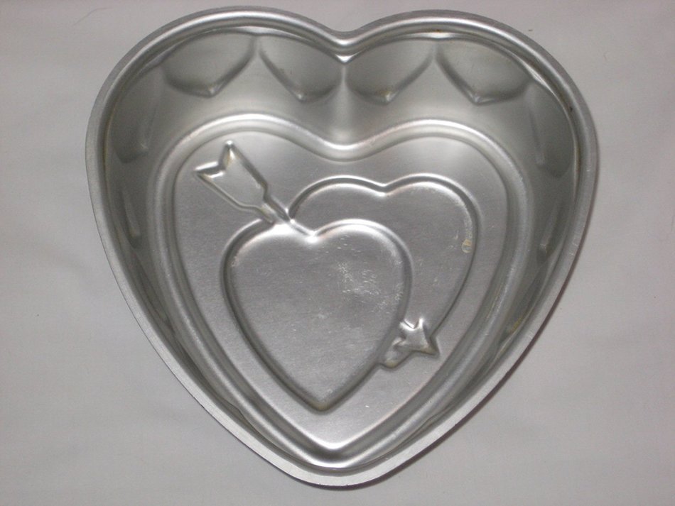 Vintage Wear-Ever Double Heart & Arrow 4 1/2 Cup 8 1/2 x 8" Cake Pan