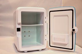 Uber Appliance UB-KH1 Uber Kuhl Electric Personal and Portable 4 Liter/6 can Mini fridge cooler and warmer AC/... N3