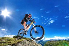 Trendwoo Outdoor Bicycle Bluetooth Speakers Waterproof Rechargeable LED Flashlight with Bike Mount for Cycling... N22