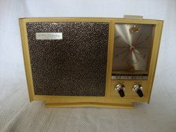 ANTIQUE SEARS SILVERTONE CLOCK RADIO N4