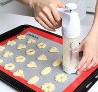 king&#039;s store Cookies mold gun Framed games 12 flowers mouth baking mold + 6 framed novice essential tools N6