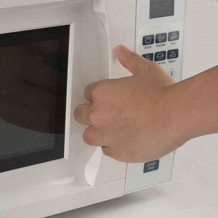 Westinghouse WCM770B 700 Watt Counter Top Microwave Oven, 0.7 Cubic Feet, Black Cabinet