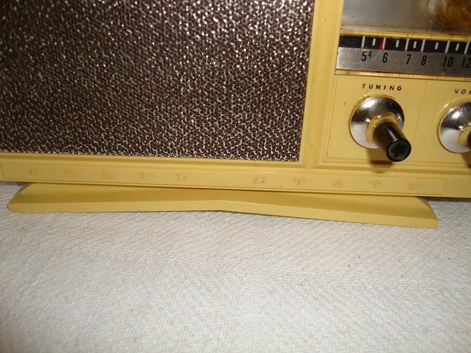 ANTIQUE SEARS SILVERTONE CLOCK RADIO N2