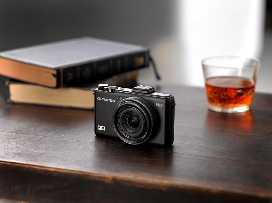 Olympus XZ-1 10 MP Digital Camera with f1.8 Lens and 3-Inch OLED Monitor (Black) (Old Model) N2