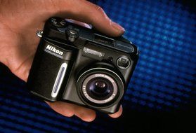 Nikon Coolpix 880 3.2MP Digital Camera w/ 2.5x Optical Zoom