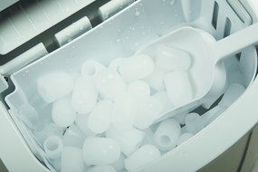 Ivation IVA-ICEM15SIL Portable Ice Maker with Easy-Touch Buttons for Digital Operation, Silver N19