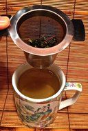 Wing-Tipped Stainless Steel Tea Strainer with Cover N3