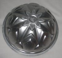 Vintage Wear-Ever Silver Tone Floral Dome 8 x 5 Inch Cake Pan Jell-O Mold