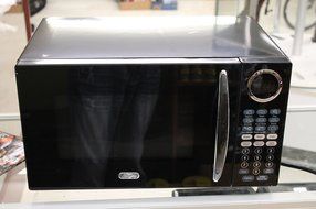 Sunbeam SGB8901 .9 Cubic Feet Microwave Oven 900 Watts N2