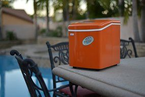 NewAir AI-100R 28-Pound Portable Icemaker, Red N26