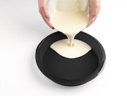 Lekue 9-1/2-Inch Round Cake Mold, Black