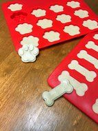 Sinospore Puppy Paws &amp; Bones Silicone Baking Molds-pan-ice Trays Set of 2