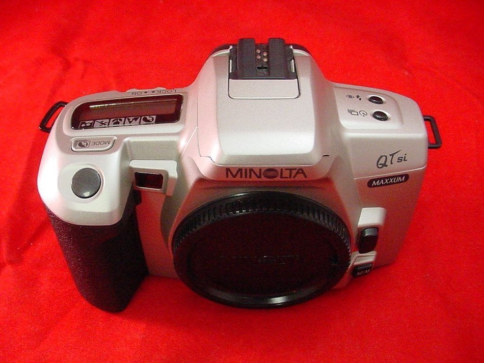 MD) MINOLTA MAXXUM QTSI W/ STRAP N3
