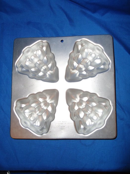 WILTON Christmas Tree Cake Pan(4 Molds) #2105-9496 Year: 1990