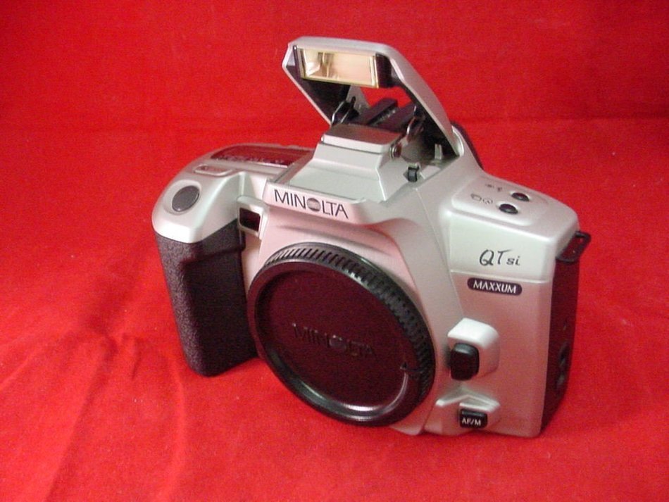 MD) MINOLTA MAXXUM QTSI W/ STRAP N5