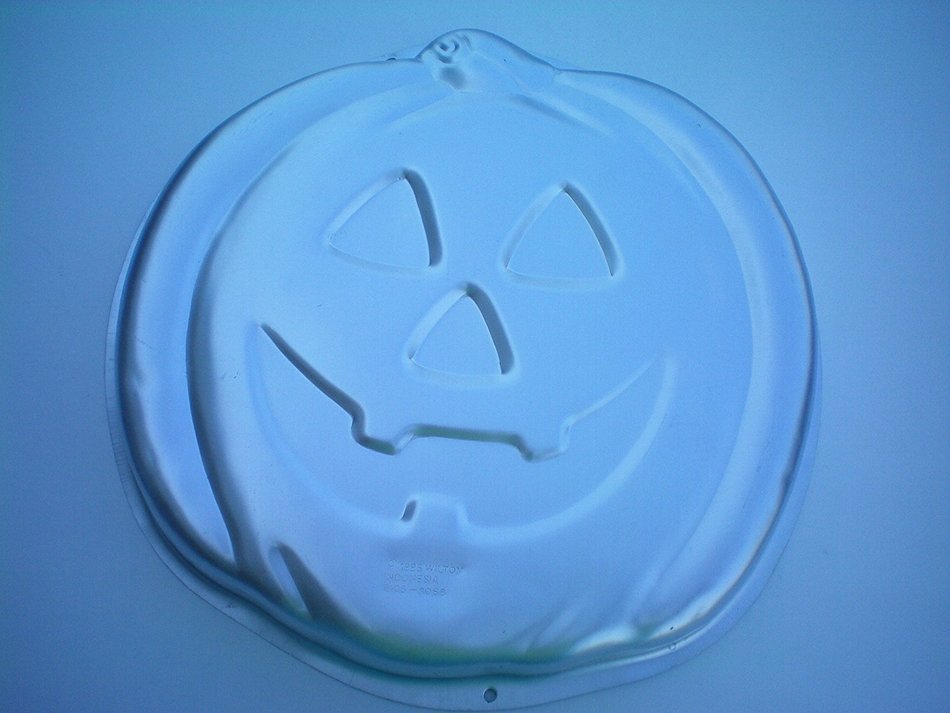 Wilton Halloween Jack o' Lantern Pumpkin Cake Pan -- ?RETIRED -- as shown