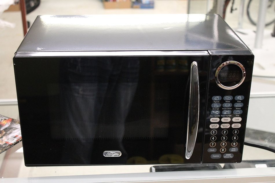 Sunbeam SGB8901 .9 Cubic Feet Microwave Oven 900 Watts N2