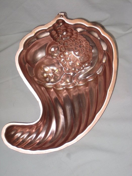 Vintage Coppertone Fruit & Cornucopia 7 1/2 x 10 1/2 x 3 Inch Cake Pan / Jell-O Mold w/ Hanging Loop