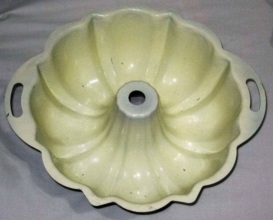 Vintage Lime Green 10 x 4 Inch Fluted Bundt Cake Baking Pan N3