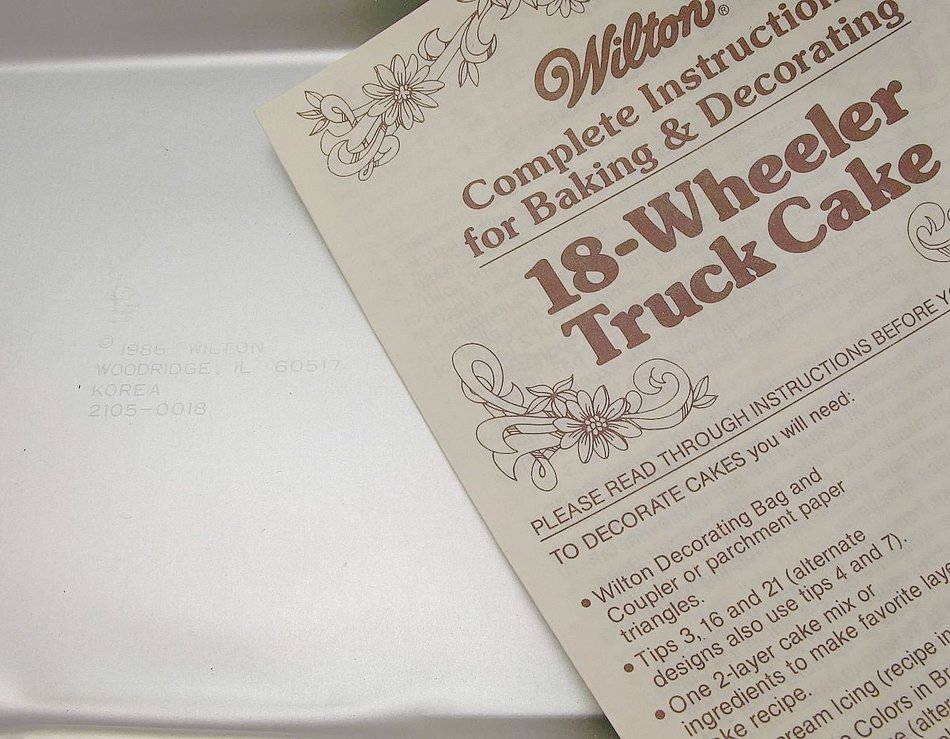 Wilton Cake Pan: 18 Wheeler Truck/Tractor Trailer/Moving Van (2105-0018, 1986)