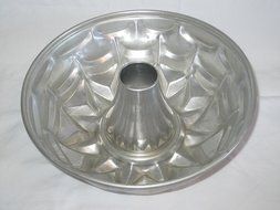 Vintage Aluminum Fluted Bundt Cake Baking Pan / Jell-o Mold - 10 x 3 1/2 Inch