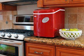 NewAir AI-100R 28-Pound Portable Icemaker, Red N40
