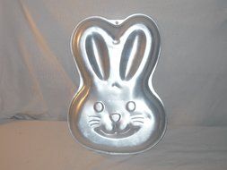 VINTAGE RETIRED 2003 Wilton BUNNY CAKE PAN- Measures 13.5 Inches N2