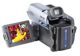 Sony DCRTRV19 MiniDV Camcorder with 2.5" LCD and Remote (Discontinued by Manufacturer) N2