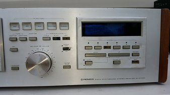 PIONEER SX-D7000 QUARTZ SYNTHESIZED RECEIVER VINTAGE (1980) 120WPC INTO 8OHMS N8