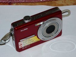Kodak EasyShare MD863 8.2MP 3x Optical/5x Digital Zoom HD Camera (Red)