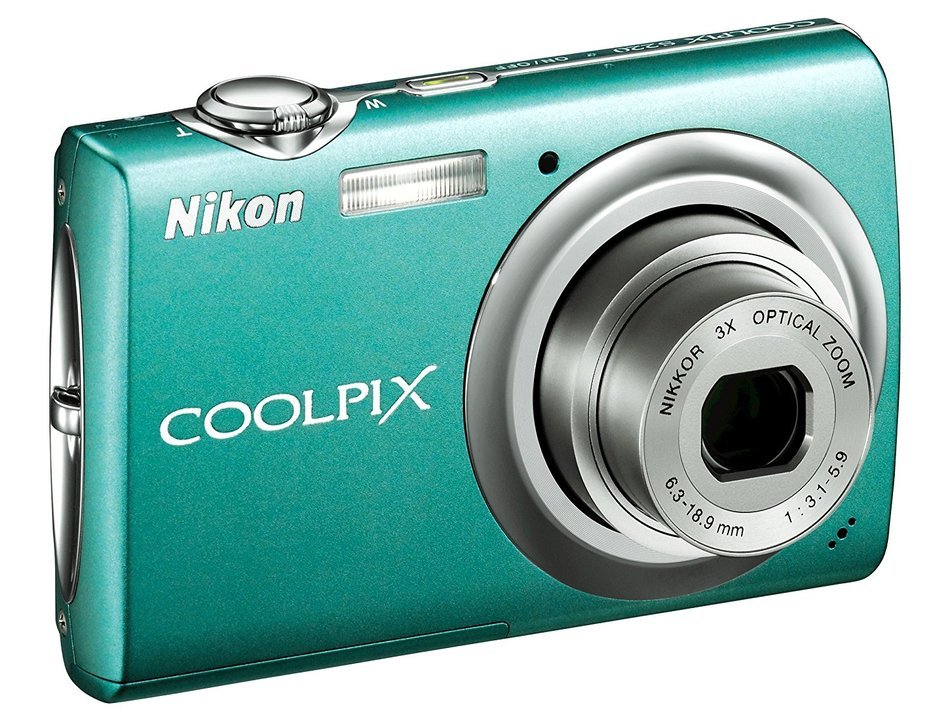 Nikon Coolpix S220 10MP Digital Camera with 3x Optical Zoom and 2.5 inch LCD (Graphite Black) N15