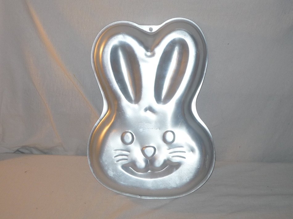 VINTAGE RETIRED 2003 Wilton BUNNY CAKE PAN- Measures 13.5 Inches N2
