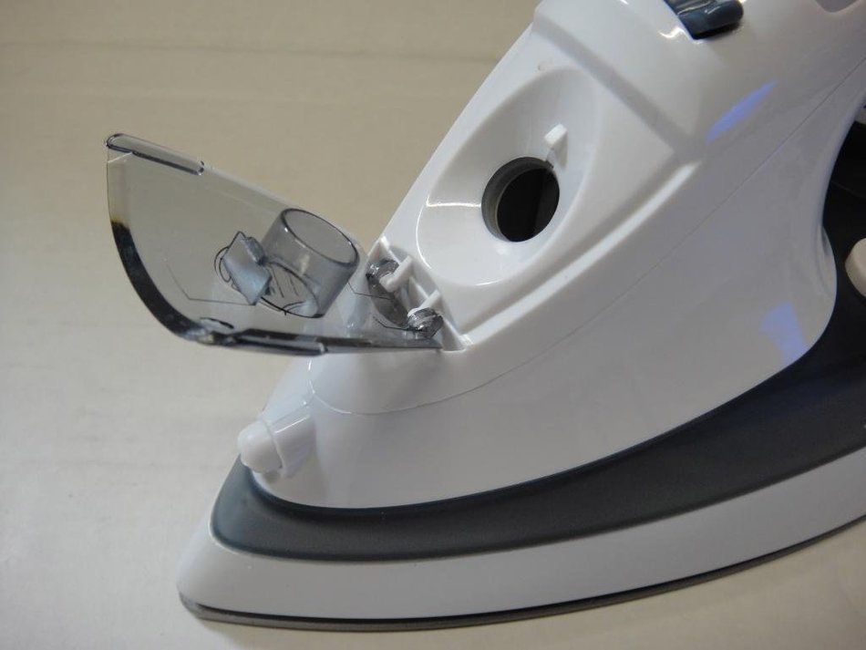 Daewoo DSI-9245 2200-watt Dry/Steam Iron, 220V N3