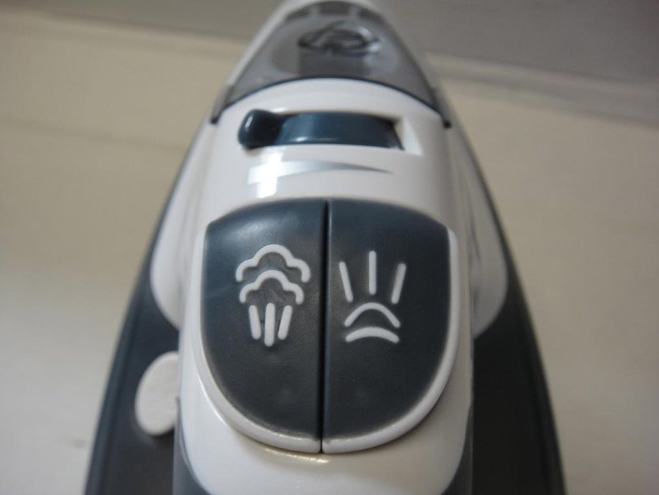 Daewoo DSI-9245 2200-watt Dry/Steam Iron, 220V N4