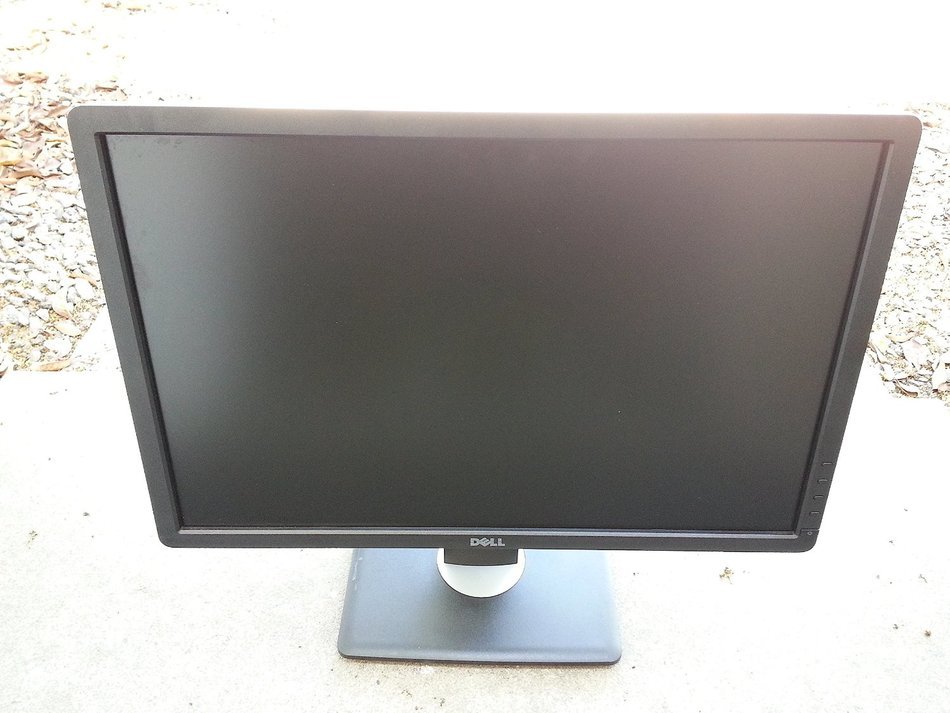 Dell Professional P2213 22-inch LED Widescreen Flat Panel Monitor w/BUILT-IN USB 2.0 HUB &...