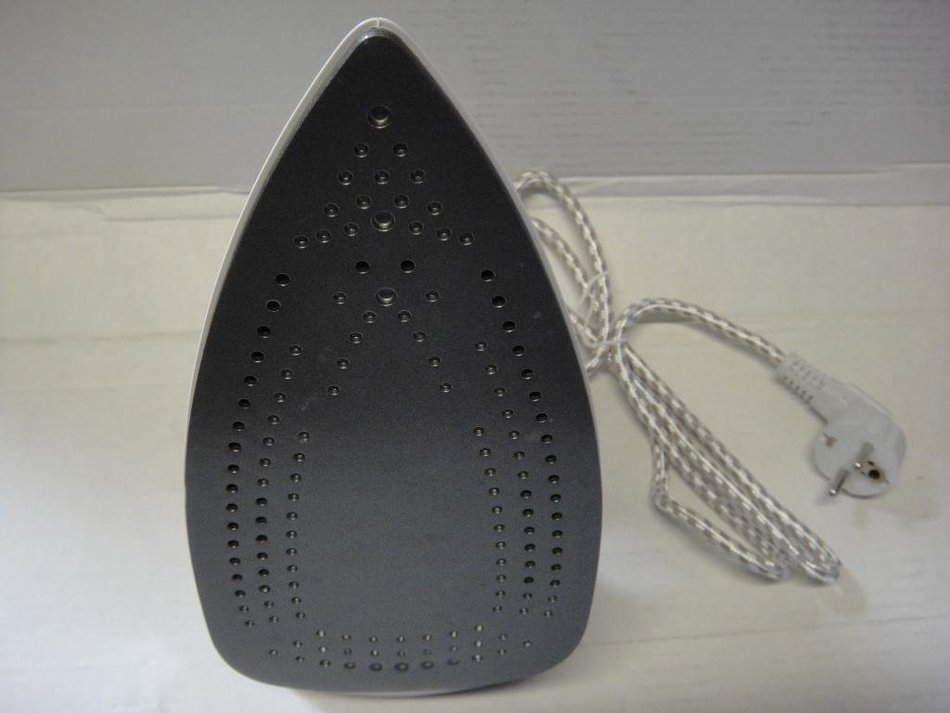 Daewoo DSI-9245 2200-watt Dry/Steam Iron, 220V N7