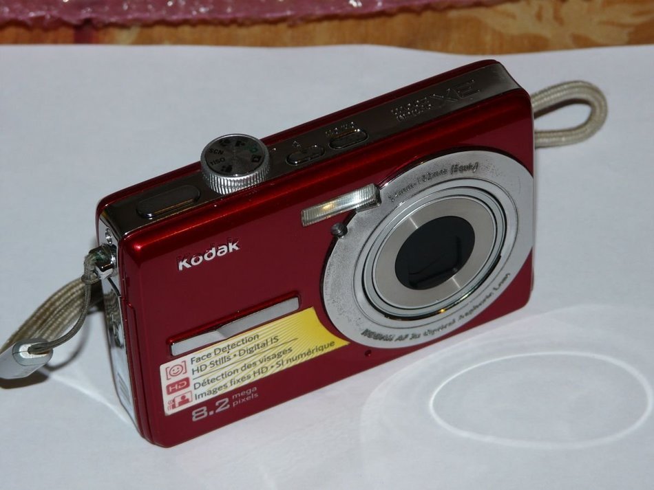 Kodak EasyShare MD863 8.2MP 3x Optical/5x Digital Zoom HD Camera (Red)
