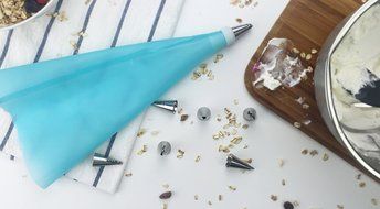 Decorating Couplers - 2 Color Coupler Kits with 5 Decorating Tips and 1 Pastry Bag N2