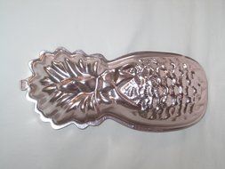 Vintage Coppertone Copper Tone Aluminum Pineapple Jell-O Mold / Cake Baking Pan w/ Wall Hanging Loop