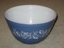 Vintage Pyrex Blue &amp; White &quot; Colonial Mist Daisy &quot; 1 1/2 Pint Mixing Nesting Batter Bowl