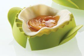 Tupperware Easy Small Pie Maker - Empanada - for 4" Half Circle Pies in Green by Tupperware N2