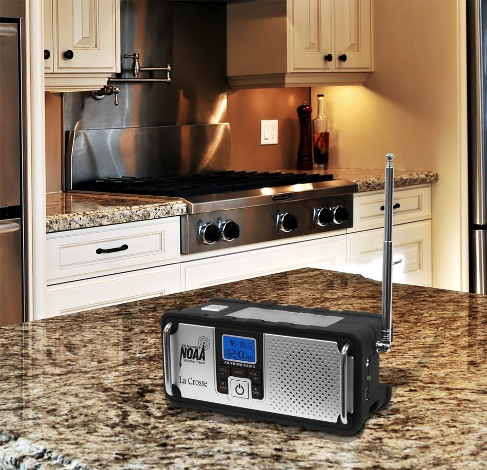La Crosse Technology 810-106 NOAA/AM/FM Severe Weather Alert Radio with solar panel or hand crank recharging power... N4