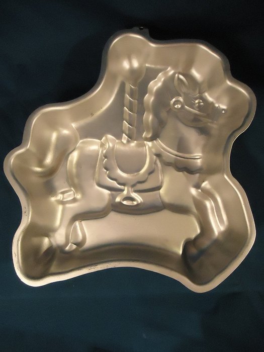 Wilton Horse Carousel Cake Pan -- 1990 -- Great for Happy Birthday Cake N2